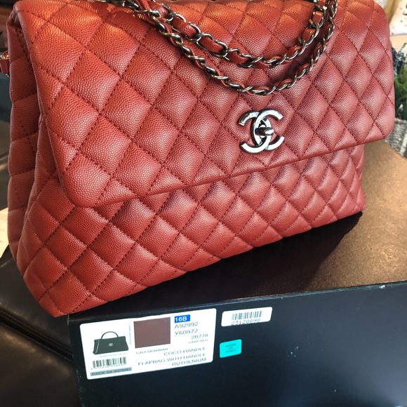 CHANEL Caviar Medium Coco Handle Flap in Red. - Picture 3 of 14
